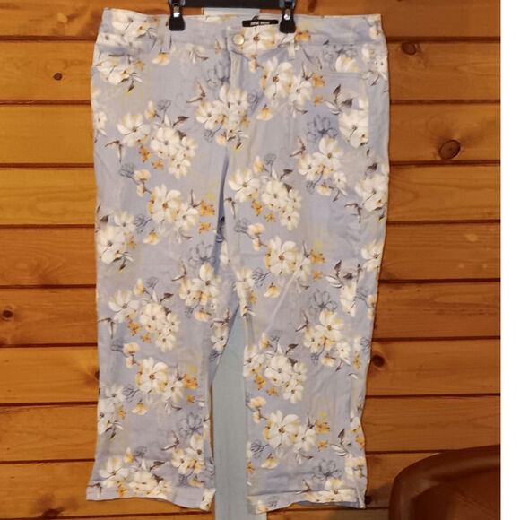 Nine West Pants - Nine West size 16 Chrystie Capri blue floral print denim capris